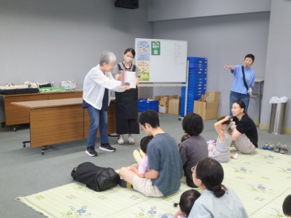 英語絵本の読み聞かせの様子