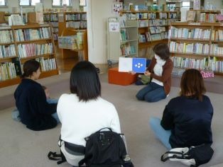 絵本の読み聞かせ