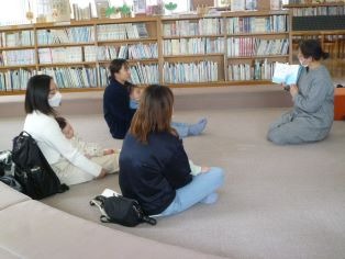 絵本の読み聞かせ