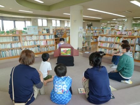 紙芝居を見る