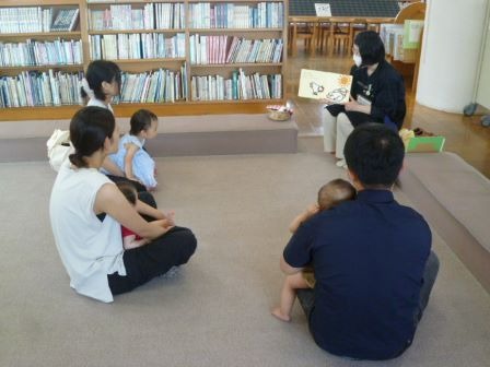 絵本を見る親子さん