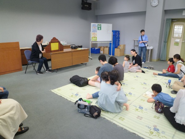 英語かみしばい読み聞かせの様子