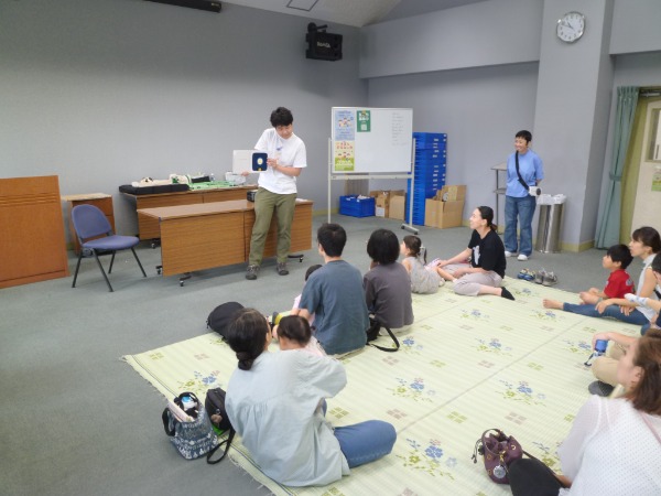 英語絵本の読み聞かせの様子